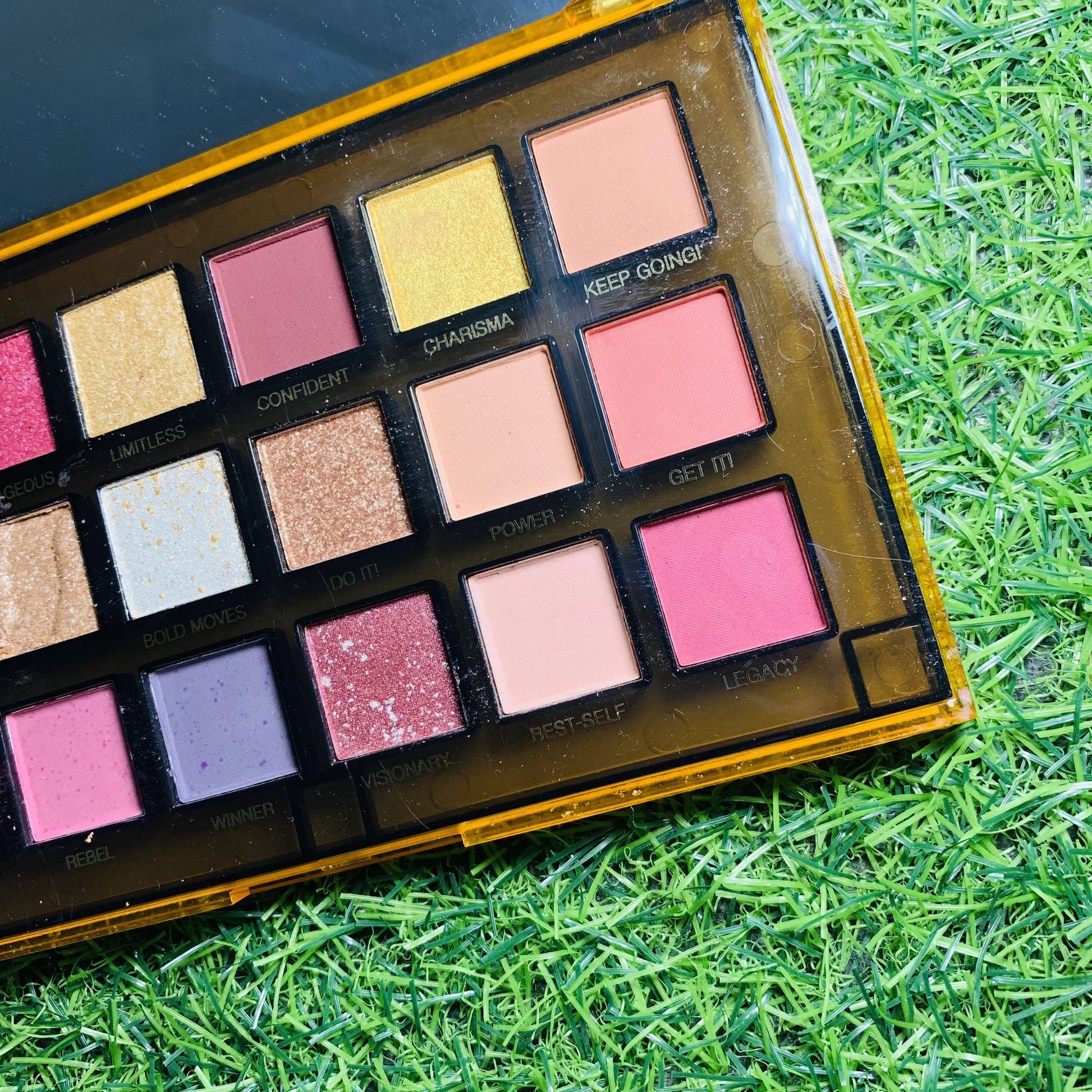 18 Color Huda Beauty Empowered Eye Shadows Palette